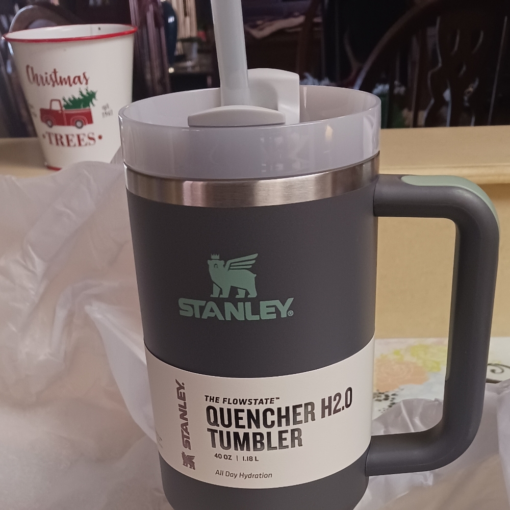 Stanley 40oz flow state tumbler